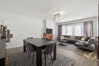 We stellen u dit appartement van 109 m² volgens EPC voor, gelegen op de 1e verdieping van een gebouw van 5 verdiepingen met lift, ideaal gelegen in Laken, Joseph-Benoit Willemsplein 54, in de nabijheid van openbaar vervoer, winkels en scholen,… . Het appartement, dat zeer goed onderhouden is, bestaat uit een woonkamer (30 m²), 2 slaapkamers, een ingerichte keuken, een badkamer met voorzieningen voor wasmachine en droogkast en balkon (2 m²). Mogelijkheid om een garagebox afzonderlijk aan te kopen. Collectieve gasverwarming. Elektriciteit niet conform. EPC: G. Lasten: ± 360 €/maand (gemeenschappelijke kosten + privatieve verwarming). Momenteel verhuurd. Onroerende voorheffing: ± 1370 €. We verkopen eveneens 2 tweeslaapkamerappartementen waaronder 1 met garagebox en 1 drieslaapkamerappartement op de eerste verdieping. Alle 4 appartementen zijn verhuurd. Ideaal VOOR IEDEREEN.