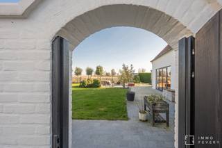 Deze unieke en zeer charmante villa is gelegen op een magnifiek perceel van 5.460 m2, genietend van de meest prachtige open zichten op de...