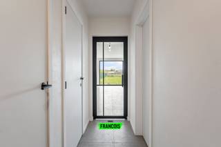 6% BTW MOGELIJKIn de Langemarkstraat, in een doodlopende wijk, op een boogscheut van het centrum van Zonnebeke vinden we deze prachtige,...