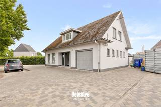 Deze solide eigendom is gelegen op een perceel van 5a 88ca langs de drukke Gentsesteenweg, op een absolute toplocatie in de buurt van...