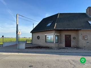 Deze woning bevindt zich aan de rand van Kortemark, op een vlotte bereikbare ligging langs een verbindingsweg, op korte afstand van winkels,...