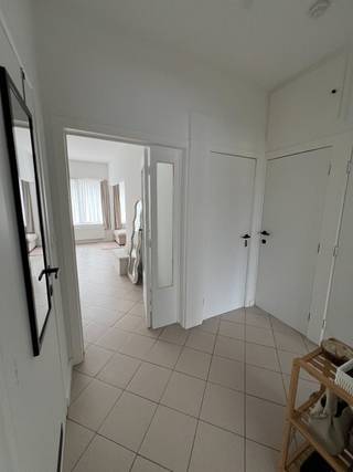 Bezoekaanvragen uitsluitend online. Op de derde verdieping van een gebouw zonder lift bevindt zich dit volledig vernieuwde appartement van ca. 76 m². Het appartement bestaat uit een inkomhal, apart toilet, lichtrijke leefruimte, ingerichte keuken zonder koelkast, berging, één slaapkamer, douchekamer, terras en kelder. Er is geen syndicus in het gebouw en gas, water en elektriciteit worden afzonderlijk afgerekend via individuele tellers. Er zijn 25€ lasten (forfait) voor elektriciteit van de gemene delen en het onderhoud van de voortuin (om de 6 weken). Er is geen afrekening. EPC D (183 kWh/m²/jaar). De huurwaarborg bedraagt 2 maanden huur. Het appartement is beschikbaar vanaf 01/12/2026.