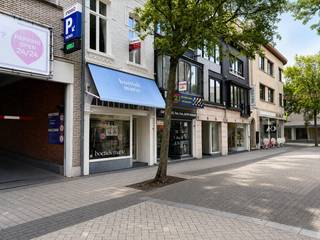 <p><strong>Handelspand te huur – Toplocatie in het centrum van Turnhout</strong></p>
<p>Bent u op zoek naar een commercieel pand op een uitstekende locatie in het hart van Turnhout? Dan is dit handelspand aan de Leopoldstraat 8 zeker een bezoek waard.</p>
<p>Het pand is momenteel ingericht als kledingzaak en beschikt over een aantrekkelijke commerciële ruimte op het gelijkvloers met een verzorgde uitstraling. Achteraan bevindt zich een praktische bergingsruimte evenals een afzonderlijk toilet.</p>
<p>Daarnaast biedt het pand op de eerste en tweede verdieping nog ruime bijkomende oppervlaktes die perfect kunnen dienen als stockageruimte, kantoor, atelier of andere ondersteunende voorzieningen, afhankelijk van uw activiteiten.</p>
<p>Dankzij de centrale ligging in een levendige winkelstraat geniet u van een uitstekende zichtbaarheid en een vlotte bereikbaarheid voor klanten en bezoekers.<br /><br />Bijzonderheden:<br />- Beschikbaarheid: 1/07/2026</p>