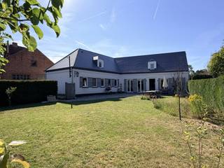 <p>Deze grotendeels gerenoveerde, instapklare bungalowwoning met een bewoonbare oppervlakte van ca. 290 m² (incl. zolderverdiep) bevindt zich nabij het centrum van Bekkevoort, maar is toch zeer rustig gelegen.<br /><br />De gelijkvloerse verdieping bestaat uit een inkomhal met wc en vestiaire, een ruime living in L-vorm met massief eiken parketvloer, extra eet-/zitplaats met een op maat gemaakte buffetkast/bureauruimte, een ingerichte keuken, 4 slaapkamers met inbouwkasten, 2 volledig vernieuwde badkamers (1 badkamer met bad, lavabomeubel en wc, en 1 badkamer met douche en lavabomeubel). Verder is er nog een handige berg- en wasplaats, cv-ruimte en ruime garage. Alles rolstoeltoegankelijk.<br />De houtkachel in de leefruimte is tevens geconnecteerd op het warmwatercircuit van de radiatoren teneinde een optimaal rendement te behalen.<br /><br />Bijkomend is er een zolder die over de ganse woning loopt en al grotendeels werd voorbereid voor het creëren van extra kamers of extra leefruimte met voorziening voor keuken. De badkamer werd al ingericht. Dit maakt dat deze woning zich perfect leent voor zorgwonen (mits vergunning/melding), co-housing of voor inwonende kinderen/familieleden.<br /><br />De woning heeft een goede bereikbaarheid, nabij het centrum van Bekkevoort, E314, winkels, scholen, openbaar vervoer, … Simulatie EPC met 12 zonnepanelen levert meteen label D.<br />Met deze woning kan je veel kanten uit! Deze heeft de ruimte om een ideale gezinswoning te zijn, maar is ook geschikt als je op zoek bent naar een bungalow met extra woongelegenheid op verdiep voor kinderen, familieleden, verzorgenden, enz... Dak volledig vernieuwd in 2022.</p>