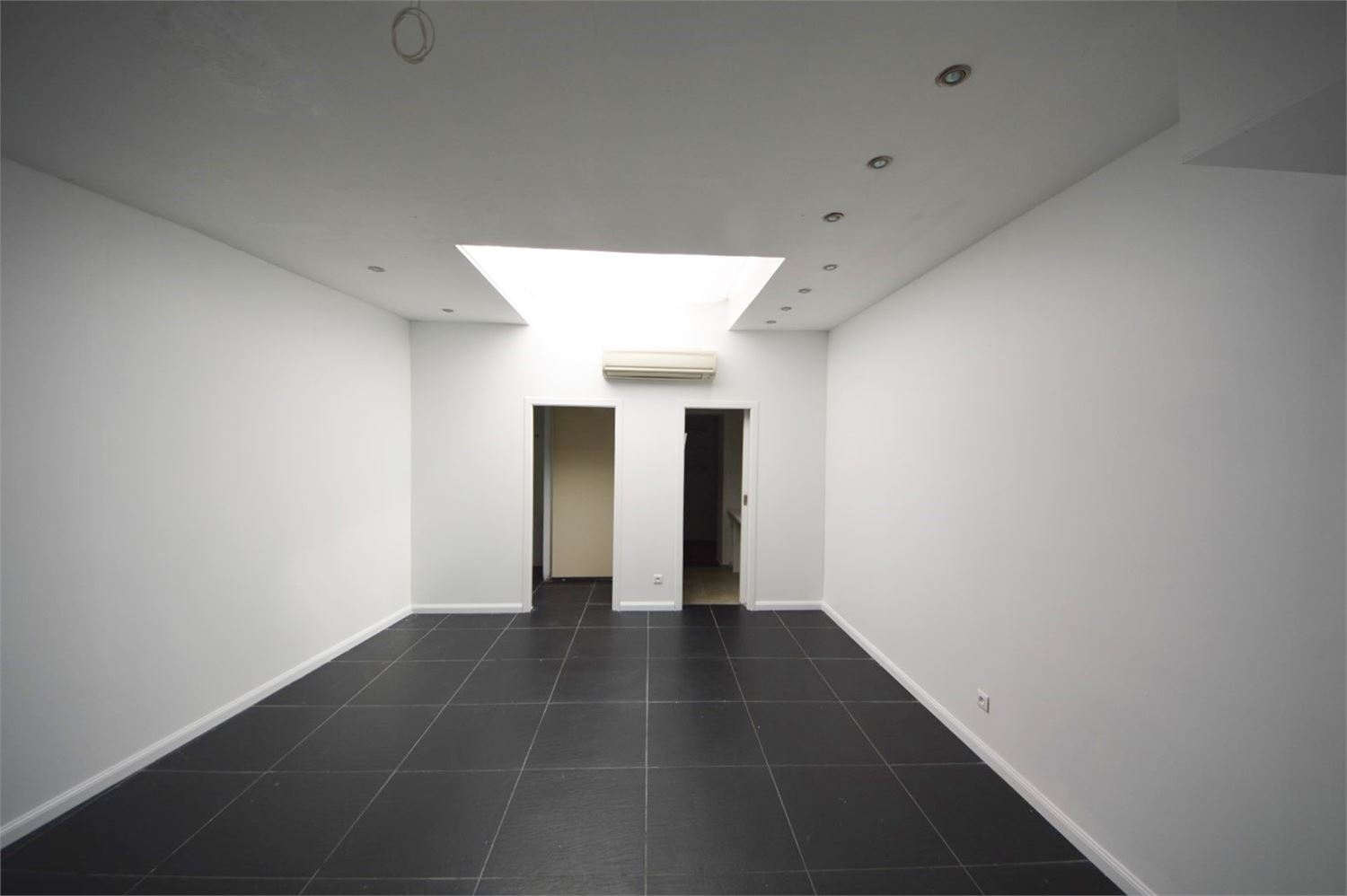 Instapklaar handelspand op toplocatie in het commerciële hart van Aalst - foto 4
