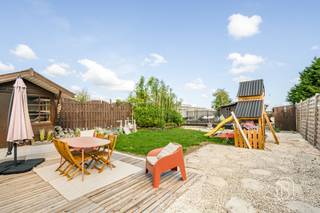 <p>Prachtig gelijkvloers pand met een woonoppervlakte van bijna 300 m².</p><p>Dit prachtige pand, perfect gelegen, biedt enorm veel inrichtingsmogelijkheden, uitzonderlijke ruimtes en twee afzonderlijke ingangen die talrijke mogelijkheden bieden.</p><p>INDELING.<br />Een hal die toegang biedt tot een kantoor met mezzanine, ideaal voor een nevenactiviteit, een grote woonkamer en een volledig uitgeruste keuken, vier ruime slaapkamers, twee badkamers, diverse aparte toiletten, een wasruimte, een ruime uitbreiding die nog talrijke inrichtingsmogelijkheden biedt, een terras dat uitkomt op een tuin met een perfecte ligging, met een verwarmd zwembad, diverse bijgebouwen die momenteel als werkplaats dienen, en een grote privéparkeerplaats aan de voorzijde waar meerdere voertuigen kunnen worden geparkeerd.</p><p>Een perfect pand voor een groot gezin, of gewoon voor mensen die op zoek zijn naar uitzonderlijke ruimtes.</p><p>Zeker een bezichtiging waard.</p>