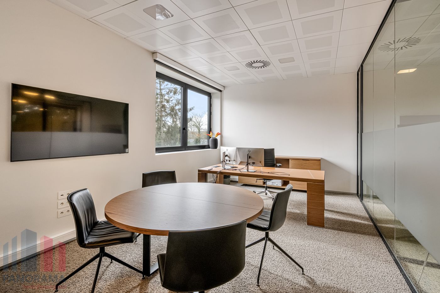 Uitzonderlijk goed gelegen instapklare kantoorruimte met parking - foto 5