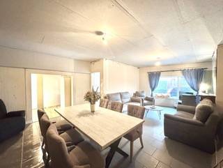 Woning op heel centrale residentiële ligging nabij het Gaverke te Waregem; Gelegen nabij alles wat men nodig heeft: winkels, bakker, slager, openbaar vervoer en dit zelfs op wandelafstand;<br />De woning staat volledig klaar in de gyproc en heeft enkel nog wat plak- en schilderderwerken nodig; De eigenaars verhuis vanwege een opportuniteit combi woon/werk maar lieten reeds vele werken uitvoeren: Conforme elektrische installatie; Zowel het zadeldak als de platte daken zijn vernieuwd en geïsoleerd (daksponde wordt nog afgewerkt); Nieuwe keuken; Overal nieuwe hoogrendementsbeglazing dd. 2025;<br />Indeling: inkomhal, woonkamer met salon en eetplaats met grote ingemaakte kast (in mdf nog te schilderen naar eigen smaak), open keuken met alle comfort, bureauruimte/ kamer, alsook ruime gelijkvloerse slaapkamer (vroeger garage); Ingerichte vernieuwde badkamer met inloopdouche, toilet en dubbele wastafel met meubel; ingewerkte maatkast met boiler;<br />Boven: 2 ruime slaapkamers; Er is geen tuin/koer, wel zijn er meerdere groenzones en park in de nabijheid; EPC 404/ E : op vandaag wordt verwarmd aan de hand van een pelletkachel, optimalisatie van de verwarming kan heel snel leiden naar een energiezuinig label: warmtepomp met lucht-lucht-units, centrale verwarming op gas,..);<br />Beschikbaarheid: bij akte na betaling/ bespreekbaar; Bezoek en info: julie@elet.immo of 0479 635 685; www.elet.immo