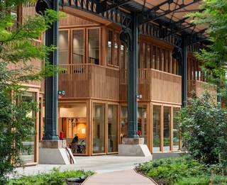 Bureau idéalement situé et prêt à l’emploi d’environ 861 m² à louer dans le centre de Bruxelles, bénéficiant d’une excellente accessibilité.<br /><br />L’espace fait partie de l’immeuble de bureaux authentique « Tour & Taxis », l’historique Entrepôt Royal, entièrement rénové en un bâtiment multifonctionnel.<br />Tour & Taxis propose des espaces de bureaux flexibles, adaptables aux besoins et aux exigences de votre entreprise.<br />Le complexe a récemment été modernisé avec des panneaux solaires, la climatisation, de nouveaux blocs sanitaires et des capteurs de CO₂.<br />Situé à l’entrée de l’ensemble du site de Tour & Taxis, le bâtiment offre de nombreux services tels que restaurants, commerces, infrastructures sportives, réception, crèche, douches, parking vélos sécurisé ainsi qu’un service de navette vers la gare du Nord.<br />Disponible immédiatement.<br /><br />Contactez PANORAMA B2B pour de plus amples informations, les plans ou une visite sans engagement : 0477 09 00 09