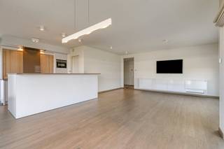 Verkoop via Power-Sale concept met instelprijs. Op het exclusieve domein 't Eyckenbos bevindt zich dit stijlvolle, instapklare en ruime hoekappartement (121 m²). Dankzij de ligging op een afgesloten residentieel domein met toegangspoort geniet u hier van een uitzonderlijk gevoel van rust, privacy en veiligheid.<br /><br />De ligging is zonder meer een troef. Grenzend aan het prachtige Sterrebos woont u in een groene en rustige omgeving, terwijl het centrum van Rumbeke, het stadscentrum van Roeselare, AZ Delta en de belangrijkste invalswegen vlot bereikbaar zijn. Ook de nabijheid van de autosnelweg zorgt voor een uitstekende verbinding. Verkoop via Power-Sale concept met instelprijs.<br /><br />Indeling van het appartement te koop in Rumbeke:<br /><br />inkomhal met gastentoilet | ruime en lichtrijke woonkamer met mooi zicht op het groen | open, volledig uitgeruste keuken | praktische (was)berging | afzonderlijke bureauruimte, ideaal voor thuiswerk of hobbyruimte | masterbedroom voorzien van maatkasten, met toegang tot een tweede terras en aansluitend een ruime badkamer met ligbad, dubbele wastafel en toilet | tweede slaapkamer uitgerust met ingebouwde kasten en een eigen badkamer met inloopdouche<br /><br />Daarnaast geniet u van vloerverwarming, conforme elektriciteit en een gunstig EPC. Een bovengrondse privatieve staanplaats is inbegrepen. Een ondergrondse garage met berging kan optioneel worden aangekocht. Het gebouw beschikt bovendien over een lift en een ruime gemeenschappelijke fietsenberging.<br /><br />Dit appartement combineert ruimte, licht en wooncomfort met een rustige, groene omgeving en een verzorgd residentieel karakter. Een unieke opportuniteit voor wie waarde hecht aan kwaliteit, privacy en een aangename woonomgeving.<br /><br /><br /><br />Bestuursmaatregelen in het maatregelenregister: nee<br /><br />Deze AI-visualisaties zijn bedoeld als inspiratie. Er werd geen rekening gehouden met technische specificaties, stedenbouwkundige voorschriften of de concrete mogelijkheden tot realisatie.