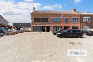 Bezoeken ter plaatse worden ingepland via e-mail: bart@vastgoedvalkenborgh.be<br /><br />Elderseweg 138 te 3700 Tongeren: Handelspand met appartement op toplocatie vol mogelijkheden in Tongeren.<br />Gelegen langs de drukke Elderseweg, een belangrijke verbindingsweg naar het centrum van Tongeren en de omliggende gemeenten, geniet dit eigendom van een uitstekende bereikbaarheid en een hoge visibiliteit. Dankzij de strategische ligging vormt dit de ideale uitvalsbasis voor ondernemers, investeerders en vrije beroepen.<br />Met een bruikbare oppervlakte van maar liefst <strong>282 m²</strong> biedt dit pand ongekende mogelijkheden. Of u nu droomt van een stijlvolle handelszaak, een kantoorruimte, een horecaconcept, een praktijk voor een vrij beroep of een combinatie van werken en wonen: hier krijgt u alle ruimte om uw plannen werkelijkheid te maken.<br />Een extra troef is de <strong>residentiële wooneenheid (appartement)</strong>, waardoor u wonen en werken perfect kunt combineren of een bijkomend rendement kunt realiseren via verhuur.
<h3><strong>Troeven</strong></h3>

<ul>
	<li><span>Commerciële topligging langs een drukke invalsweg.</span></li>
	<li><span>Uitstekende bereikbaarheid richting Tongeren, Bilzen en E313.</span></li>
	<li><span>Totale bruikbare oppervlakte in handelsruimte van <strong>282 m²</strong>.</span></li>
	<li><span>Geschikt voor handel, kantoor, horeca, praktijk of dienstverlening (eventueel onder voorbehoud van bijkomende vergunningen).</span></li>
	<li><span>Residentieel en ruim appartement aanwezig van <strong>126<strong>m² </strong></strong>met aparte ingang.</span></li>
	<li><span>Ideaal als investering of voor eigen uitbating.</span></li>
	<li><span>Tal van mogelijkheden om het pand volledig naar eigen wensen in te richten.</span></li>
</ul>
Dit is een eigendom met karakter én toekomstpotentieel. De combinatie van een commerciële topligging, een royale oppervlakte en een residentiële functie maakt dit pand bijzonder interessant voor ondernemers en investeerders die op zoek zijn naar een locatie met groeimogelijkheden. Een bijkomende troef is dat in dit pand jarenlang met succes een handelszaak werd uitgebaat, wat de commerciële aantrekkingskracht en de uitstekende ligging van deze locatie extra onderstreept.<br /><br />Indeling: Handelsruimte: open eetruimte voor klanten , gastentoilet, toog met saladebar (koeling), granieten werkblad, aparte ruimte met koelcel, groot gasvuur, achteringang voor leveranciers.<br />1e Verdieping appartement: via een aparte ingang krijg je toegang tot het appartement; leefruimte, keuken, toilet ,volwaardige trap naar tweede verdiep, ruime slaapkamer 1, ruime slaapkamer 2, badkamer.<br /><br />Kelder aanwezig in handelsruimte.<br /><br />Comfort: De handelsruimte werd volledig gerenoveerd in 2022 en is voorzien van steentapijt en is volledig instapklaar. De gevel werd volledig uitgeslepen en terug ingevoegd. Het dak werd volledig vernieuwd. De keuken in het appartement is voorzien van een kookplaat, inbouwoven, inbouwfrigo en een spoelbak. De badkamer is voorzien van een bad, douche, wc, lavabo en een sauna. Er is een aparte toegang naar het residentiële gedeelte waardoor er geen impact is voor bewoning. <br /><br />Energie : PVC ramen met deels hoogrendementsglas en dubbel glas. Dak volledig nieuw en geïsoleerd. Centrale verwarming op mazout voor de handelsruimte maar er is een gasaansluiting voorzien om te schakelen naar een hoogrendementsketel. CV Hoogrendementsketel in het appartement van Vaillant. Rolluiken aanwezig in het appartement (manueel) en gedeeltelijk elektrisch in het handelspand.<br />EPC-score: 225 Kwh/m² (C) voor het appartement en 738 kWh/m² voor de handelsruimte (E). <br /><br />Ruime parkeergelegenheden vooraan het handelspand en achteraan ruime toegang voor leveranciers.<br /><br />Het appartement wordt momenteel bewoond door een huurder. <br /><br />Bewoonbare opp.: handelsruimte (282m2) appartement (126m2).<br />Perceel opp.: 3a97ca.<br />Bouwjaar: 1955 - grondige renovatiewerken uitgevoerd in 2021 en 2022 (dak, handelsruimte, gevel,…).<br />KI: 1.494 euro.<br />Vraagprijs: 285.000 euro.<br />Meer informatie via kantoor op 0475/55 59 03 of bart@vastgoedvalkenborgh.be.<br /> 