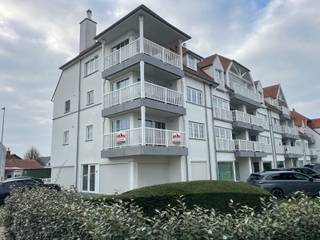 Ontdek dit stijlvolle en instapklare appartement in de recente residentie Prinsenhof, gelegen op een toplocatie nabij het centrum van Waregem, winkels, scholen en belangrijke invalswegen.<br /><br />Het appartement beschikt over een doordachte indeling met oog voor comfort en kwaliteit:<br /><br />✨ Lichtrijke leefruimte met mooi uitzicht en ruimte voor eet- en zithoek<br />🍽️ Volledig ingerichte open keuken met aanpalende praktische berging<br />🚿 Moderne badkamer met inloopdouche<br />🚪 Twee volwaardige slaapkamers<br />🚻 Apart toilet<br />🧱 Ondergrondse privatieve berging<br /><br />Bovendien is er een dubbele garage verplicht bij te kopen. <br />Dankzij het EPC-label A geniet u van lage energiekosten en hedendaags wooncomfort. Dit appartement is ideaal voor wie zoekt naar kwaliteit, ligging en duurzaamheid.<br />💶 Prijs appartement: € 270.000<br />🚗 Dubbele garage met automatische poort: € 40.000<br />📍 Adres: Warandestraat 49 bus 12, Waregem<br />⚡ EPC: A<br /><br />= 310.000€ <br /><br />Laat u verrassen door de ruime indeling, kwalitatieve afwerking en rustige ligging.<br /><br />📞 Contacteer ons vandaag nog voor een bezoek – dit appartement is een echte aanrader!<br />056 61 11 11 <br />waregem@demeester.be