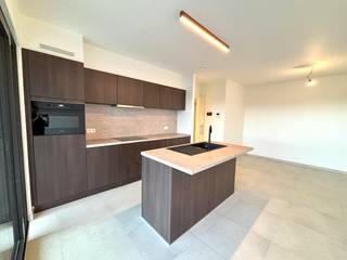 Op zoek naar een modern en energiezuinig appartement op een gunstige locatie? Dit recente nieuwbouwappartement in Hasselt combineert hedendaags wooncomfort met een uitstekende ligging nabij het stadscentrum.<br /><br />Het appartement is volledig instapklaar en geniet van een mooie, moderne uitstraling. De slaapkamer is voorzien van praktische inbouwkasten, waardoor er voldoende opbergruimte aanwezig is zonder dat dit ten koste gaat van de ruimte. Daarnaast beschikt het appartement over een aangename terras, een praktische kelderberging en een autostaanplaats.<br /><br />Dankzij de centrale ligging in Hasselt bevinden winkels, scholen, openbaar vervoer en andere dagelijkse voorzieningen zich in de nabije omgeving. Ook het centrum van Hasselt is vlot bereikbaar.<br /><br />Indeling:<br /><br />Verdiep +3<br />- inkomhal<br />- lichtrijke leefruimte<br />- volledig uitgeruste keuken<br />- 1 slaapkamer met inbouwkasten<br />- badkamer<br />- toilet<br />- praktische berging<br /><br />Verdiep -1<br />kelderberging<br />autostaanplaats inbegrepen (nr. 32)<br /><br />Wie een appartement wil huren in Hasselt en belang hecht aan comfort, energiezuinigheid en een goede bereikbaarheid, vindt hier een interessante opportuniteit. Dit appartement te huur in Hasselt is bovendien ideaal voor wie graag dicht bij het centrum woont zonder aan wooncomfort in te boeten.<br /><br />Dankzij de combinatie van nieuwbouwkwaliteit, de mooie en verzorgde uitstraling, een eigen tuin en autostaanplaats onderscheidt dit huurappartement zich binnen het aanbod van vastgoed in Hasselt. De ligging maakt het bovendien interessant voor wie op zoek is naar verhuur in Hasselt met winkels en openbaar vervoer binnen handbereik.