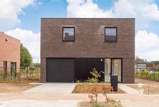 <p><span>Nieuwbouwwoning op een toffe locatie!</span></p><p><span> </span></p><p><span>Deze volledig afgewerkte nieuwbouwwoning combineert hedendaags comfort met energiezuinig wonen en een uitstekende ligging nabij het centrum van Baal. </span></p><p><span> </span></p><p><span>Op het gelijkvloers beschikt de woning over een inkomhal met gastentoilet en een lichtrijke leefruimte met open keuken. De keuken is uitgerust met een praktisch kookeiland en al het nodige comfort zoals een ingebouwde frigo met vriesvak, inductiekookplaat, vaatwasser, oven, microgolf wastafel en meer dan voldoende kastruimte. Daarnaast is er een ruime garage met extra bergruimte.</span></p><p><span> </span></p><p><span>De eerste verdieping telt maar liefst vier ruime slaapkamers met parketvloer. De master bedroom beschikt over een privatieve ensuite badkamer met regendouche, dubbele wastafel en toilet. Een tweede, ruime badkamer is voorzien van een ligbad, regendouche en dubbele wastafel. Verder is er een afzonderlijk derde toilet in de nachthal en een praktische berging met ventilatiesysteem type D.</span></p><p><span> </span></p><p><span>Ook buiten is alles volledig afgewerkt: de oprit is aangelegd, de tuin is omheind en ingezaaid en het terras is klaar voor gebruik. U hoeft hier niets meer te doen en kunt meteen genieten van uw nieuwe thuis.</span></p><p><span> </span></p><p><span>De woning is uitgerust met vloerverwarming met mogelijkheid tot koeling, een warmtepomp, zonnepanelen, ventilatiesysteem type D en hoogrendementsbeglazing. Een moderne, energiezuinige en volledig afgewerkte woning waar comfort centraal staat. Ontdek ze tijdens een bezoek!</span></p><p><span> </span></p><p><span>Deze woning wordt verkocht onder het BTW-stelsel. De prijs inclusief registratierechten en btw bedraagt €788.790.</span></p><p><span> </span></p><p><span>Interesse? Contacteer ons via 016 15 31 15 of <span>info@immolivit.be</span></span><span>.</span></p>