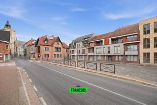 Op een aangename locatie, pal op het Burgemeester Bertenplein in Poperinge, bevindt zich dit verzorgd, instapklaar appartement in de rustige residentie Tuilerie. Gebouwd in 2002 en met een bewoonbare oppervlakte van 71 m² (82 m² inclusief terrassen), is dit de ideale opportuniteit voor zowel eigen bewoning als investering.<br /><br />Het appartement is gelegen op de eerste verdieping en omvat een inkomhal met gastentoilet, een aangename woonkamer en een volledig ingerichte keuken (voorzien van granieten werkblad, vaatwasmachine, oven en elektrische kookplaat).<br /><br />Verder beschikt het appartement over een praktische berging, twee volwaardige slaapkamers en een badkamer.<br /><br />Extra pluspunten zijn het balkon aan de voorzijde en het terras achteraan, waar u meer ruimte én privacy heeft.<br /><br />Bij het appartement horen bovendien nog een garage met automatische poort en een kelderberging.<br /><br />Technische kenmerken<br /><br />- Bouwjaar: 2002<br /><br />- Bewoonbare oppervlakte: 71 m² (82 m² inclusief terrassen)<br /><br />- Verwarming op elektriciteit<br /><br />- EPC: label B<br /><br />- Elektriciteit conform<br /><br />
