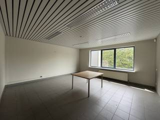 Bedrijfsgebouw: met een kantoorgedeelte van 323 m² omvat een entree, verschillende vergaderruimtes, sanitaire voorzieningen, een...