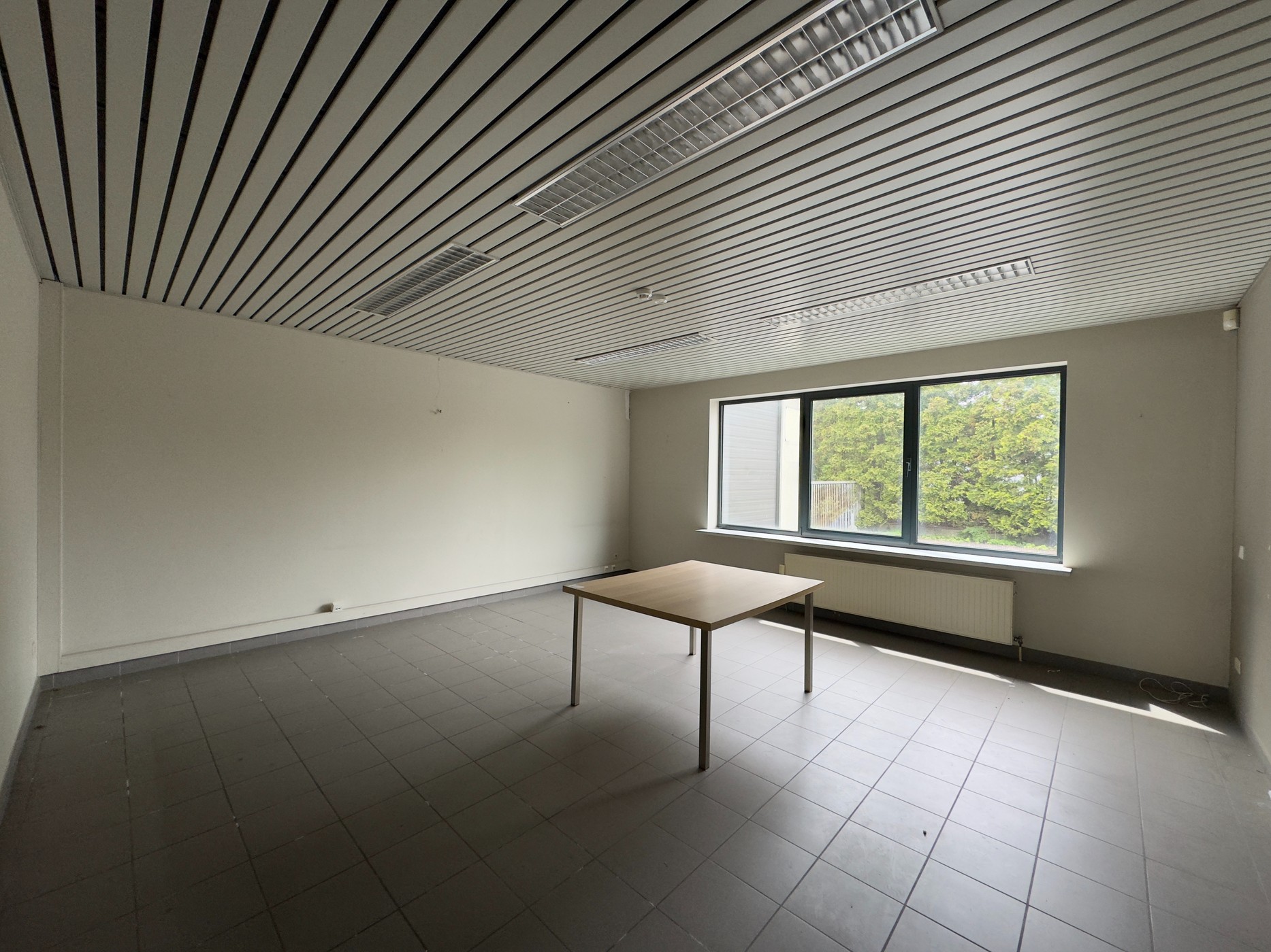 Bedrijfsgebouw met magazijn 1.888m² en kantoor 323 m² te Meulebeke - photo 3