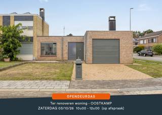 <p>U kunt een BOD uitbrengen op deze woning, rekening houdend met de AANVANGSPRIJS van <strong>€ 249.000,00</strong>, elk hoger BOD wordt voorgelegd aan de eigenaars die al dan niet kunnen ingaan op dit aanbod.<br /><br /><u><strong>OPENDEURDAG OP ZATERDAG 3 OKTOBER tussen 10u00 en 12u00 ( op afspraak )</strong></u><br /><br />Ontdek deze charmante halfopen woning, rustig gelegen aan de Pieter de Coninckstraat in het pittoreske Oostkamp. Dit karaktervolle huis, gebouwd in 1976, nodigt uit tot gezelligheid en biedt volop mogelijkheden voor zowel starters als gezinnen. Met een aantrekkelijke <strong>perceelsgrootte van 248 m² </strong>heeft u voldoende ruimte om uw eigen dromen en plannen tot leven te brengen. De indeling omvat een inkomhal met apart toilet, sfeervolle leefruimte, een functionele keuken met aanpalende berging en drie comfortabele slaapkamers, waarvan 1 kleinere slaapkamer/bureau er is tevens een badkamer met ligbad en wastafel in meubel. <strong>Er is een leuke tuin</strong> met tuinhuis te bereiken via handig zijpoortje. Naast de <strong>comfortabele woonruimtes</strong> beschikt deze woning ook over een <strong>garage met automatische poort </strong>en <strong>een parkeerplaats</strong>, wat het dagelijkse leven verregaand vergemakkelijkt. De locatie is ideaal voor wie de rust van een woonwijk wil combineren met gemakkelijke toegang tot alle voorzieningen die Oostkamp te bieden heeft. Maak kans om deze woning eigen te maken en laat u inspireren door de mogelijkheden die deze ruimte biedt. Neem vandaag nog contact met ons op voor een vrijblijvend bezoek en ervaar zelf de charme van deze woning.<br /><br /><u><strong>Indeling gelijkvloers:</strong></u></p>
<ul>
<li>Inkomhal met apart toilet;</li>
<li>Sfeervolle leefruimte;</li>
<li>Functionele keuken met aanpalende berging;</li>
<li><strong>3 mooie slaapkamers</strong> waarvan 1 kleinere slaapkamer/bureau;</li>
<li>Badkamer met ligbad en wastafel in meubel;</li>
<li><strong>Inpandige garage met automatische poort </strong>met parkeerplaats;</li>
<li>Leuke tuin met tuinhuis en een handig zijpoortje;</li>
</ul>
<u><strong>Troeven:</strong></u>
<ul>
<li>Regenwaterput;</li>
<li>Rolluiken;</li>
<li>Toplocatie in de rust en stilte;</li>
<li>Handig zijpoortje.</li>
</ul>
Voor meer informatie of een bezoek aan deze charmante woning? Contacteer ons via: <strong>oostkamp@caenen.be</strong><br />
