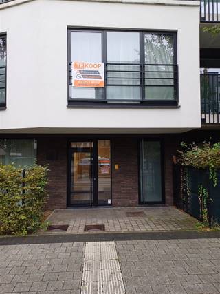 Aangenaam en recente gemeubelde studio-appartement van ongeveer 44m² + kelder. Gunstig gelegen in een rustige woonwijk dicht bij alle voorzieningen:...