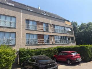 Uitstekend gelegen woonappartement op de tweede verdieping.<br /><br />Het appartement bestaat uit: lichtrijke leefruimte met zit- en eethoek - open keuken met oa luxe-fornuis, steamer, vaatwas,... - ruime hal - apart toilet - wasplaats - ruime slaapkamer - badkamer met wastafel en bad met douchecomfort - kleine slaapkamer.<br /><br />Uitstekend gelegen terras.<br /><br />Centrale verwarming op gas - radiatoren.<br /><br />Energiezuinig - Electriciteit comform - piekfijn onderhouden - kwalitatief afgewerkt.<br /><br />Syndic: €60