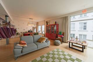 Located on Ambtmanstraat, in a central location within walking distance of shops, restaurants, and public transport, this two-bedroom apartment is a true hidden gem in the heart of the city.<br /><br />Upon entering, you are immediately welcomed by the spacious and light-filled living area. The open-plan living room, featuring wooden flooring, seamlessly combines the lounge and dining areas, creating a warm and inviting atmosphere.<br /><br />Adjoining the living space is a charming terrace overlooking a peaceful green oasis in the middle of the city, the perfect spot to enjoy breakfast in the morning or unwind in the evening.<br /><br />The apartment offers two spacious bedrooms, both finished with wooden flooring. The bathroom features a double washbasin, a bathtub with handheld shower, and a separate toilet.<br /><br />The functional kitchen is fully equipped, while a separate utility room provides additional convenience with space for a washing machine and tumble dryer.<br /><br />An ideal property for anyone looking to enjoy city living in a prime central location in Antwerp.