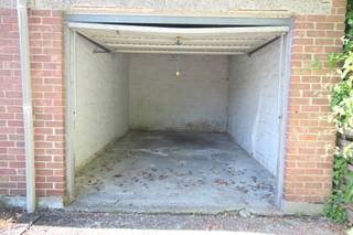 <p>Gelegen aan de Bromeliastraat in Sint-Amandsberg, biedt deze garage een praktische oplossing voor uw opslag- en parkeerbehoeften. Deze ruimte ideaal voor iedereen die op zoek is naar een veilige plek voor hun voertuig of extra opslagruimte in de buurt van de stad. De garage, die eenvoudig toegankelijk is, vormt een waardevolle aanvulling op uw woon- of werkomgeving.</p>
<p>Voor meer info, neem contact op met Wim op 0492 68 38 38 of wim@lannimmo.be</p>