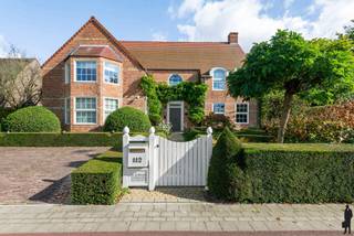 Prachtige villa met praktijkruimte op een absolute TOP locatie te AartselaarAlgemeen:- Perceeloppervlakte: 2.637 m²- Bewoonbare oppervlakte: ca. 618...