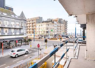 <strong>Residentie ZonZicht: Uw uitvalsbasis aan de Kust</strong><br /> <br />Ontdek residentie "ZonZicht", een stijlvol nieuwbouwproject in de Zeelaan te Koksijde, op slechts één minuut wandelen van het strand. Het gebouw, gekenmerkt door strakke lijnen en grote raampartijen, biedt maximaal lichtinval en een tijdloze architectuur. De hoge afwerkingsgraad en het gebruik van kwalitatieve materialen zorgen voor duurzaam wooncomfort. <br /> <br />Residentie "ZonZicht" is ideaal voor wie een comfortabele uitvalsbasis zoekt voor vakanties in Koksijde, met een uitstekende bereikbaarheid en nabijheid van het centrum en het gemeentehuis, waar tal van activiteiten plaatsvinden. Bovendien is dit project een sterke investering, met mogelijkheden voor zowel vakantie- als jaarverhuur.<br /><br />Indeling: Inkomhal met plaats voor vestiaire | Open en volledig uitgeruste keuken | Zonnige leefruimte uitgevend op westgericht balkon (6,33 m²) met zijdelings zeezicht | Berging met voorziening voor wasmachine | Badkamer met inloopdouche en lavabo in meubel | Afzonderlijk toilet met lavabo | 2 slaapkamers uitgevend op balkon achteraan (1,66 m²) | Private kelder | Gemeenschappelijke fietsenberging | Gemeenschappelijk vuilnislokaal.<br /> <br />Wonen in "ZonZicht" betekent genieten van comfort, stijl, en een ongeëvenaarde kustervaring.
