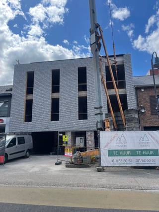 Droom je ervan om je eigen winkel, praktijk of zaak te starten in het Centrum van Houthalen? Dan is dit charmante handelspand precies wat je zoekt!<br /> <br />Met een totale oppervlakte van 189, 36 m² biedt dit pand alle ruimte om jouw commerciële plannen tot leven te brengen. De grote etalage zorgt voor maximale zichtbaarheid en nodigt klanten spontaan uit om binnen te stappen. <br /> <br />Dit pand ligt op een uitstekende locatie met veel passage. Ook is het nieuwbouw pand goed bereikbaar met het openbaar vervoer en zijn er genoeg parkeerplaatsen in de buurt. <br /> <br />Een extra troef is het terras aan de achterzijde van het pand, wat het extra interessant maakt voor horecazaken. Maar ook andere concepten zijn zeker mogelijk. <br /> <br />Het pand wordt opgeleverd tot en met de chape, wat betekent dat je het helemaal kan afwerken naar eigen smaak. Dit biedt voor jou als huurder alle vrijheid om je zaak af te werken zoals jij het wil! De afwerkingsgraad is bovendien bespreekbaar met de eigenaar, wat extra flexibiliteit biedt.<br /> <br />Alle binnen technieken zijn reeds voorzien, zodat je vlot van start kan gaan met de inrichting en uitbating. <br /> <br />De huurprijs bedraagt €1.250 per maand. (excl. OV en brandverzekering) <br /> <br />Klaar om jouw droomzaak te starten op een toplocatie?<br /><br />📞 Neem contact op via 0499/172617 of pieter@vastgoedtimmers.be voor meer informatie of een bezichtiging! <br /> <br />EPB van toepassing. (in opmaak)<br /> 