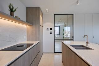 <span><span>Uniek en Luxueus wonen in het centrum van <strong>Staden</strong> tussen centrumsteden als Roeselare, Ieper en Diksmuide. <br /><br /><strong>Residentie Sebastien</strong> is een kleinschalig én zeer energiezuinig nieuwbouwproject bestaande uit <strong>9 appartementen, diverse ondergrondse en bovengrondse garages (waarvan enkele zeer ruime dubbele garages) en één kantoorruimte.</strong> Het resterend aanbod op heden betreft 3 ruime en lichtrijke drieslaapkamer appartementen, gelegen op een unieke en centrale ligging met zicht op de markt van Staden. <br /><br />Tijdens de ontwerpfase werd veel aandacht geschonken aan enerzijds de energiezuinigheid en anderzijds het wooncomfort van de bewoners:</span></span>
<ul>
<li><span><span>Praktische indeling: 2 appartementen kunnen nog op maat verder afgewerkt worden;</span></span></li>
<li><span><span>Veel lichtinval typerend voor appartementen met een hoekligging;</span></span></li>
<li><span><span>Optimale oriëntatie met <strong>r</strong></span></span><span><span><strong>uime terrassen</strong>;</span></span></li>
<li><span><span>Warmtepompen met geothermie;</span></span></li>
<li><span><span>Zeer ruime dubbele garages voorzien van privatieve elektrische laadpalen en toegankelijk via auto-fietslift;</span></span></li>
<li><span><span>Afzonderlijke afvalberging;</span></span></li>
<li><span><span>Kelderverdieping voorzien van springler-installatie;</span></span></li>
<li><span><span>Dak voorzien van zonnepanelen voor privatief gebruik per appartement;</span></span></li>
</ul>
<span><span>Op deze manier is het zowel binnen als buiten aangenaam vertoeven in deze residentie.<br /><br />We bieden op heden nog de laatste 3 appartementen aan. Het appartement op de eerste en tweede verdieping bevinden zich in casco staat en kunnen door de kopers nog verder afgewerkt worden (in samenspraak met de bouwheer). Het appartement op de derde verdieping betreft een luxueus afgewerkt penthouse appartement voorzien van een high-end afwerking met maatwerk. Echt een unicum op de vastgoedmarkt! <br /><br />De moderne lijn van het gebouw en de keuze van materialen zorgen voor een <strong>hedendaagse en tijdloze uitstraling</strong> waarbij <strong>energiezuinigheid </strong>en <strong>kwaliteit </strong>hoog in het vaandel worden gedragen.</span></span><br /><br /><span><span>Ideaal voor wie op zoek is naar een vaste woonplaats, een tweede verblijf of een veilige investering met groeiende meerwaarde. Kom langs op ons kantoor en ontvang een unieke verkoopbrochure van Residentie 'Sebastien'.</span><br /><br /><span><strong>!! Aankoop aan het voordeel-tarief van 6% is mogelijk !!</strong> - << onder voorwaarden >><br /><br />Bent u op zoek naar een prachtig en ruim appartement met 3 slaapkamers gelegen in een kleinschalige residentie? Plan dan snel uw afspraak! Contacteer ons op het nummer<strong> 051 50 11 51 </strong>of mail naar<strong> diksmuide@diksimmo.be</strong>.<strong> </strong>Wij komen ook met plezier tot bij u langs voor een persoonlijke uitleg en voorstelling van het project.</span></span>