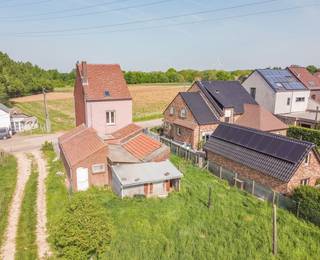 Immo Pické biedt U deze gunstig gelegen woning aan omringd door de velden en weilanden en gelegen in de nabijheid van scholen, winkels,...