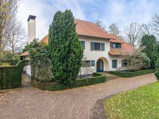 Interesse in een prachtig eigendom te Turnhout? Neem contact op met Nathan via nathan@reds.be<br /><br />TE KOOP MET PREVIEW: ENKEL OP AFSPRAAK<br /><br />Op een mooie ligging bevindt zich deze karaktervolle villa, een woning die ruimte, stijl en mogelijkheden combineert.<br /><br />Binnen valt meteen de royale indeling op. De villa beschikt over vijf volwaardige slaapkamers en twee badkamers, waardoor ze geschikt is voor diverse woonvormen zoals grote gezinnen, co-housing, kangoeroewonen of wonen en werken onder één dak. De zolderverdieping biedt bijkomende mogelijkheden en kan ingericht worden als extra slaapkamers, bureau, hobbyruimte of polyvalente verdieping.<br /><br />De woning beschikt over een ruime kelder en is volledig voorzien van kruipruimte, wat zorgt voor extra comfort en praktische bergruimte. Daarnaast is er een inpandige garage voor één wagen.<br /><br />Buiten geniet u van een prachtige, groene tuin waar rust en privacy centraal staan. Het zwembad vormt het hart van de tuin en creëert een echte buitenbeleving. Achteraan bevindt zich bovendien een apart bijgebouw met dubbele garage, ideaal voor wagens, opslag of atelier.<br /><br />Een absolute meerwaarde is de optionele aankoop van de aangrenzende bouwgrond van 1.348 m² ter waarde van €320.000, die tal van mogelijkheden biedt:<br /><br />- realisatie van een extra woning<br /><br />- investering of projectontwikkeling (onder voorbehoud van vergunning)<br /><br />- uitbreiding van de tuin voor maximale privacy en exclusiviteit