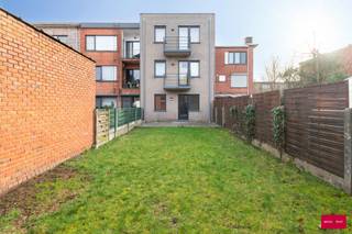 Bent u op zoek naar comfortabel en zorgeloos wonen? Dit sfeervol gelijkvloers appartement combineert modern wooncomfort met een aangename privétuin – ideaal voor wie rust, licht en gebruiksgemak weet te appreciëren.

Het appartement beschikt over twee slaapkamers, een gezellige leefruimte met open keuken voorzien van de nodige toestellen. Dankzij het goede energielabel woont u hier niet alleen comfortabel, maar ook energiezuinig.

Extra troeven:
Bouwjaar 2009, Asbestvrij, Elektriciteit volledig conform, Gelijkvloers wonen met zeer lage gemeenschappelijke kosten, ideaal voor jong en oud alsook voor voor de verhuur! 

Kortom, een instapklaar appartement zonder zorgen, perfect als eigen woonst of als investering.
Interesse? Contacteer ons vandaag nog voor meer info of een bezoek!