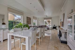 Woning te koop in Halle met grote tuin, uitbreidingsmogelijkheden en EPC C

Doe een bod vanaf 575.000 Euro. Ruime woning gelegen nabij het centrum van Halle, in een rustige en vlot bereikbare buurt. De woning is ingeplant op twee bouwgronden, wat mogelijkheden biedt tot uitbreiding of bijbouw, mits het bekomen van de vereiste stedenbouwkundige vergunningen.

Op het gelijkvloers beschikt de woning over een ruime inkomhal, een apart toilet, toegang tot de garage, een kamer geschikt als bureau of slaapkamer, en een lichtrijke leefruimte aansluitend op de volledig geïnstalleerde keuken, die circa vijf jaar geleden werd vernieuwd. Vanuit de keuken is er toegang tot de grote tuin.

De eerste verdieping omvat vier slaapkamers, een badkamer met bad, douche en dubbele wastafel, en een apart toilet. Daarnaast is er toegang tot de zolder, geschikt voor extra bergruimte of mogelijke verdere inrichting.

Verder beschikt de woning over een kelder.

In de loop der jaren werden renovaties uitgevoerd, waaronder de keuken, badkamer, ramen en isolatie (spouwmuren, vloeren en dak). Verwarming via centrale verwarming op aardgas. EPC-attest: C.

De woning is gelegen dicht bij winkels, scholen en belangrijke invalswegen, en combineert een goede bereikbaarheid met de nabijheid van het centrum van Halle.