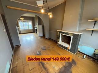 Karaktervolle woning met inkom, woonkamer op eerste verdieping met keuken, op de eerste verdieping 2 slaapkamers en berging, badkamer met ligbad en lavabo, op de derde verdieping 2 slaapkamers, gelijkvloers ruime garage met douche en ruimte voor wasmachine en droogkast, tuin, CV op gas, dubbel glas.