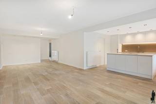 Gerenoveerd appartement (ca. 140m²) met 3 slaapkamers en groot terras . Dichtbij winkels, scholen en openbaar vervoer.Indeling:-3 ruime slaapkamers:...