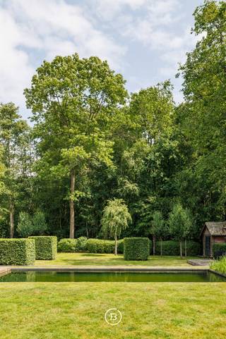 Deze instapklare villa uit 2007 ligt op een perceel van ca. 20 are in een rustige, doodlopende straat in het groene Keerbergen. Dankzij de discrete ligging, gunstige EPC-score en kwalitatieve afwerking geniet u hier van alle comfort en privacy in een aangename woonomgeving.<br /><br />Met een bewoonbare oppervlakte van 437 m² is de woning ruim en doordacht ingedeeld:<br /><br />Op het gelijkvloers bevindt zich een ruime inkomhal met vestiaire en gastentoilet, gevolgd door een royale leefruimte met eetkamer. Aansluitend aan de eetkamer ligt een veranda met open haard, ingericht als een gezellige zithoek. Verder zijn er een aparte bureauruimte en een volledig uitgeruste keuken met zicht op het binnenzwembad. Deze ruimte wordt momenteel gebruikt als lounge, maar kan eenvoudig opnieuw ingericht worden als zwembad (bijkomende foto's op aanvraag). Grenzend aan deze zone bevindt zich een badkamer.<br /><br />Op de eerste verdieping bevinden zich vijf slaapkamers, waarvan twee met toegang tot een terras. Alle kamers zijn voorzien van airconditioning. Eén van de slaapkamers beschikt over een aparte dressing. Ook op deze verdieping is een badkamer aanwezig, evenals een praktische nachtdressing.<br /><br />De tweede verdieping biedt een polyvalente ruimte, perfect als hobby- of ontspanningsruimte, met airco en toegang tot een dakterras dat uitkijkt over de groene tuin.<br /><br />De woning is volledig onderkelderd en biedt daardoor niet alleen veel bergruimte, maar ook ruimte voor bijvoorbeeld een hobbykamer.<br /><br />De buitenruimte is aangenaam en groen ingericht, met een verzorgd terras waar u in alle rust kunt genieten. Het poolhouse biedt extra comfort dankzij een open haard, infraroodverwarming, buitendouche, handenwasser en toilet. Een natuurlijke zwemvijver sluit mooi aan bij het geheel en versterkt het ontspannen karakter van de tuin.<br /><br />Extra troeven: <br />-Twee laadpalen<br />-Regenwaterput van 5.000 liter<br />-Waterverzachter<br />-Domotica aanwezig