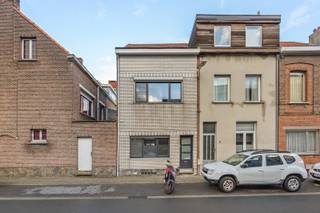 Woning, gerenoveerd met kleine tuin/terras.<br /><br /><strong>Indeling:</strong>
<ul>
<li>GLV: inkomhal, woonkamer met salon en kantoorhoek, moderne keuken met ruime eethoek, gastentoilet en washoek.</li>
<li>V1: 2 slaapkamers, badkamer.</li>
<li>V2: grote 3e slaapkamer.</li>
</ul>
<br /><strong>Bijzonderheden:</strong>
<ul>
<li>Verharde tuin, kelders </li>
<li>Hoge plafonds, moderne vloeren en afwerking, Vernieuwde ramen, etc.</li>
<li>Centrale ligging</li>
</ul>