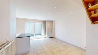 Op een topligging in de Lippenslaan, midden in het centrum van Knokke, bevindt zich dit te renoveren duplex dakappartement. Gelegen op wandelafstand van het strand, winkels en restaurants.<br />Het appartement beschikt over een lichtrijke leefruimte met een groot terras. Ook de keuken achteraan is naast een tweede terras gelegen. Dankzij de grote raampartijen geniet u van natuurlijk licht.<br />Met drie volwaardige slaapkamers biedt dit appartement tal van mogelijkheden, zowel voor eigen gebruik als investering. Daarnaast zijn er twee badkamers, wat zorgt voor extra comfort en praktisch gemak.<br />Er is de mogelijkheid om een ruime garagebox voor 2 wagens aan te kopen in een nabijgelegen residentie. (ca. 11 meter lang).