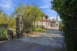 Karaktervolle & kloeke villa op een mooi perceel met bijhorende loods en twee paardenstallen, gelegen op een uitstekende locatie.Indeling:- Ruime...