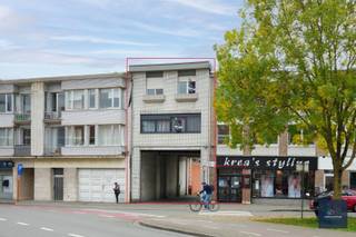 Zeer ruime woning 191m². Op het gelijkvloers heeft u de gemeenschappelijke hal rechts met kapsalon Krea's styling . Op het einde van deze hal is er een privatieve inkomdeur naar de ruime privé hal met kwalitatieve stenen trap en veel opbergruimte.<br /><br />Op de 1ste verdieping heeft u een extra ruime inkomhal, een toilet, een lichtrijke leefruimte voor een eethoek en een zithoek met uitzicht op het groene Maurice Claeysplein .<br /><br />Er is een mooie vernieuwde keuken op maat met toestellen, (inductiekookplaat, dampkap, oven, microgolf, ijskast, diepvries, diverse inbouwkasten, een ingebouwde eettafel en een zonnig zuider terras (18m²) , en een wasberging. <br /><br />Op de 1ste verdieping 3 of 4 slaapkamers: <br />- een masterbedroom met dressing of een 2de slaapkamer .<br />- Aan de voorzijde nog een 3de en een 4de slaapkamer.<br /><br />Er zijn 2 ingangen tot de moderne badkamer met een ligbad met 2-delig glazen douchescherm ,dubbele wastafels en toilet.<br /><br />De doorrit behoort bij het privatief. <br />Aan de achterzijde zijn er 2 autostaanplaatsen inclusief. <br />Aparte toegangsdeur aan de doorrit en private fietsen- en of afvalberging. <br /><br />Zeer gunstig gelegen in het centrum van Mariakerke met diverse winkels, scholen restaurants, openbaar vervoer, vlotte verbindingen R4, N9,;;;aangename wandel-fietsroutes natuurreservaat Bourgoyen, park Claeys Bouüaert en de groene velden. <br />vanaf prijs 399.000 euro <br /><br />sofie@makelaarshuys.be 0468 24 65 84