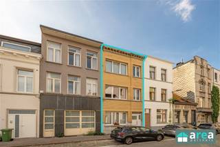 Achter deze authentieke gevel in de schuilt een woning die historisch gekend staat als een gebouw bestaande uit 3 units, momenteel gebruikt...