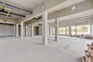 Ben jij op zoek naar een strategische locatie voor jouw zaak? Ontdek deze <strong>moderne casco handelsruimte(s)</strong> in het bruisende stadsontwikkelingsproject <strong>4 Fonteinen</strong>, gelegen aan het water en op wandelafstand van het centrum van Vilvoorde.<br />Met een combinatie van wonen, werken, winkelen en ontspannen is 4 Fonteinen dé nieuwe hotspot van de regio. Deze handelsruimte biedt een unieke kans voor ondernemers die zich willen vestigen op een plek vol groei, dynamiek en potentieel.<br /><strong>// Troeven van de handelsruimte(s):</strong>
<ul>
<li><span><strong>Toplocatie</strong> langsheen het Zeekanaal Brussel-Schelde, in een buurt in volle ontwikkeling</span></li>
<li><span><strong>Flexibel in te richten & samenvoegbare</strong> casco oppervlaktes van 265m², 264m², 314m², 278m² en 209m² </span></li>
<li><span><strong>Hoge zichtbaarheid</strong> dankzij grote raampartijen en een vlot toegankelijke ligging</span></li>
<li><span><strong>Ondergrondse publieke parking </strong></span></li>
<li><span><strong>Goede bereikbaarheid</strong> via openbaar vervoer en belangrijke invalswegen </span></li>
<li><span><strong>Omringd door honderden nieuwe wooneenheden</strong> en dagelijkse passage van buurtbewoners en bezoekers //</span></li>
</ul>
Of je nu een trendy koffiebar, conceptstore of kantoorruimte plant – deze locatie biedt alles wat je nodig hebt om te groeien.<br />Grijp je kans en word deel van een toekomstgerichte buurt die inzet op duurzaamheid, innovatie en levenskwaliteit.<br /><em>Bezoek vandaag nog de site of contacteer ons voor meer info of een bezichtiging:</em><br />ondernemen@matexi.be of <strong>02 808 58 33</strong>
<h1> </h1>