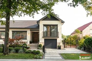 Ruime half-open bebouwing in Diepenbeek op adembenemend perceel van 1650m². <br />De woning heeft een bewoonbaar oppervlakte van 240 m² (bron EPC) en is een vrij uniek "split-level" concept.<br />De ruimtes zijn verdeeld over:<br />* een inkomhal, wc, woonkamer, keuken , veranda met toegang tot terras en tuin ,<br />* nachthal met drie slaapkamers en badkamer<br />* toegang via trap naar een extra slaapkamer en zolder, <br />* inpandige garage , berging/wasplaats met toegang naar de kelder en provisieruimte.<br />Het huis is gebouwd in 1966 en ligt op een perceel van maar liefst 1650m². <br />Door de EPC score E is er een renovatieverplichting.<br />De zeer grote tuin biedt ruimte voor kinderplezier, het houden van dieren of lekker tuinieren en biedt een fantastisch uitzicht op de achterliggende natuur.<br />In de garage is er plaats voor het parkeren van een auto en fietsen en op de oprit is er plaats voor nog 2 auto's. <br />De woning is gelegen in een rustige buurt doch slechts op enkele minuten van de belangrijkste invalswegen , scholen, winkels, sport accomodaties. <br />Kortom, deze woonst in Diepenbeek is een ideale plek voor een gezin dat op zoek is naar een leuke woning met een grote tuin en veel privacy. <br />Interesse? nathalie.poelmans@albert.immo of via Nathalie 0477 493871<br />Bij Albert kom je thuis!