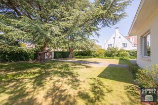 Charmante alleenstaande villa in het hart van het Zoute.op slechts enkele stappen van de Royal Zoute Golf Club en het centrum, bevindt zich deze...
