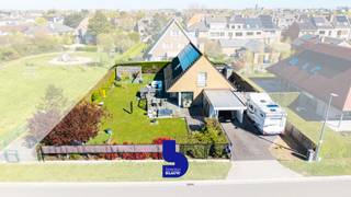 Gelegen langs één van de mooiste lanen van Bredene, in de gegeerde villawijk 'Breeweg' bevindt zich deze perfect onderhouden en instapklare villa (bouwjaar 2004). Hier woon je in alle rust, op wandelafstand van school, winkels, wandelpaden, duinen, strand en zee – een unieke combinatie van comfort en topligging.<br /><br />De woning verwelkomt je met een ruime oprit die plaats biedt aan twee wagens én een mobilhome, ideaal voor levensgenieters.<br /><br />Binnenin word je meteen verrast door de uitzonderlijk ruime en lichtrijke leefruimte. De gezellige zithoek met houthaard vormt het warme hart van de woning, aangevuld met een bureau- of speelruimte en een royale eethoek. De aansluitende, geïnstalleerde keuken is uitgerust met onder andere oven, microgolf en inductiekookplaat en verkeert in onberispelijke staat. De stijlvolle coffee corner maakt het geheel compleet.<br /><br />Aansluitend vind je een praktische berging met doorgang naar de wasruimte en de garage – bijzonder handig in het dagelijks leven. In de garage is bovendien een extra doucheruimte voorzien, ideaal na het sporten of een dagje aan zee.<br /><br />De zonnig georiënteerde tuin biedt maximale privacy en rust, zonder inkijk van buren. Hier geniet je in alle sereniteit van het buitenleven. De twee tuinhuizen zorgen voor extra opbergruimte.<br /><br />De inkomhal is praktisch ingericht met ingemaakte kasten onder de trap en voldoende ruimte voor jassen en schoenen. Daarnaast beschikt de woning over een centraal stofzuigsysteem, wat het wooncomfort extra verhoogt.<br /><br />Op energetisch vlak scoort deze woning zeer goed met een EPC-label B. De 24 zonnepanelen (met certificaten tot 2030) en de recent vernieuwde gaswandketel (2 jaar geleden) dragen bij aan een energiezuinig en toekomstgericht geheel.<br /><br />Op de verdieping bevinden zich drie ruime slaapkamers, waarvan twee met een eigen dressing. Daarnaast is er nog een zolder die extra mogelijkheden biedt.<br /><br />De woning is gelegen op een perceel van maar liefst 706 m² en beschikt over een regenwaterput van 10.000 liter, een duurzame meerwaarde.<br /><br />Kortom: een uitzonderlijk goed onderhouden, ruime en energiezuinige villa op een toplocatie vlak bij zee. 