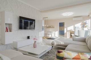 Het appartement beschikt over een bewoonbare oppervlakte van maar liefst 135m² en geniet van ruime woonvolumes die zorgen voor een...