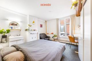 Deze karaktervolle studentenwoning beschikt over 7 comfortabele studentenkamers met gedeeld sanitair. Gelegen op een uitermate strategische locatie in de bekende Naamsestraat, bevindt dit pand zich op een steenworp afstand van de faculteiten, het historisch centrum, en alle nodige voorzieningen. Dankzij deze toplocatie is leegstand vrijwel uitgesloten! Het gebouw biedt een ruime inpandige fietsenstalling en een gezellige gemeenschappelijke keuken waar studenten elkaar kunnen ontmoeten. Daarnaast is er een gedeelde douche en zijn er twee toiletten aanwezig. De huurcontracten hebben een looptijd van 12 maanden, en de kosten voor verbruik, internet, en schoonmaak van de gemeenschappelijke delen worden verrekend via een kostenforfait van €90 per maand. Momenteel is het pand volledig verhuurd en voorzien van een conformiteitsattest dat geldig is tot 2030. Een reclamepaneel aan de zijmuur zorgt bovendien voor een bijkomende opbrengst. Jaarlijkse netto-opbrengst van €35.904 met nog opwaarts potentieel. Interesse? Neem contact op via 016 22 82 22 of info@homies.be.