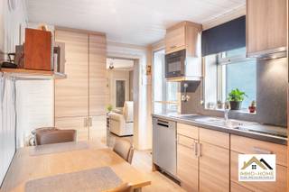 Deze mooie rijwoning is gelegen in een rustige buurt, en ontvangt je in een compacte inkomhal. Ze kom je verder tot in de gezellige leefruimte, bestaande uit een zithoek met haard en een eethoek vooraan de woning. De aanpalende keuken is compact maar toch handig ingericht, en van hieruit heb je ook toegang tot de buitenruimte. Helemaal achterin vinden we de badkamer met douche terug, en hier zijn ook de aansluitingen voor de wasmachine aanwezig. Hierachter bevinden zich nog twee handige bergingen. Op de eerste verdieping zijn er twee ruime slaapkamers, waarvan één met wandhoge wandkasten. Op de bovenste verdieping is er nog een derde slaapkamer ondergebracht, en een opbergkamer/bureelruimte. Er is een mogelijkheid om een huurgarage over te nemen vlakbij de woning. Bezoekdag zaterdag 01/08 Inschrijven via mail naar stefan@immo-home.be, geen telefonische inschrijvingen! Volg ons op Fb en Insta. Voor meer info: www.immo-home.be. GRATIS SCHATTING & GRATIS FINANCIEEL ADVIES