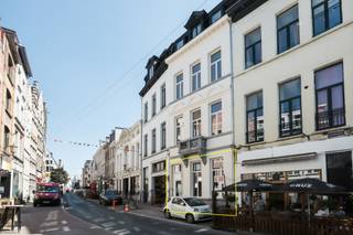 <p>Stijlvol gerenoveerd handelsgelijkvloers op toplocatie in Antwerpen</p>
<p>Ontdek dit prachtig gerenoveerde handelsgelijkvloers op een uitstekende locatie in het hart van Antwerpen, op wandelafstand van de Scheldekaaien en de levendige Kloosterstraat.</p>
<p>Het pand biedt tal van mogelijkheden en is perfect geschikt als winkelruimte, showroom of horecazaak. Dankzij de grote raampartijen geniet het handelsgelijkvloers van een overvloed aan natuurlijk licht en een uitstekende visibiliteit in het straatbeeld. De hoge plafonds versterken het gevoel van ruimte en geven het pand een stijlvolle en karaktervolle uitstraling.</p>
<p>De recente renovatie werd uitgevoerd met oog voor kwaliteit, comfort en afwerking, waardoor het pand onmiddellijk instapklaar is voor diverse commerciële activiteiten.</p>
<p>De centrale ligging in een bruisende buurt met trendy winkels, galerijen, restaurants en veel passage maakt dit een unieke opportuniteit voor ondernemers die op zoek zijn naar een commerciële toplocatie in Antwerpen.</p>
<p>Een karaktervol en veelzijdig handelspand met uitstekende uitstraling en een absolute topligging in het centrum van Antwerpen.</p>